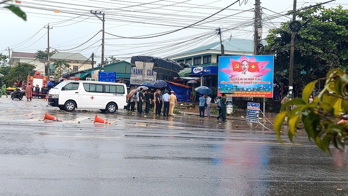 Xe cứu thương có mặt tại hiện trường, hỗ trợ đưa đón các nạn nhân tử vong