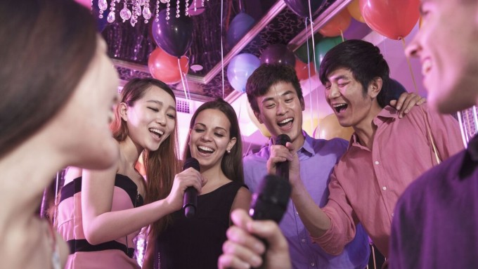 Theo các chuyên gia y học thể thao, hát karaoke giúp đốt calo nhưng con số do thiết bị theo dõi cá nhân có thể chưa thực sự chính xác.