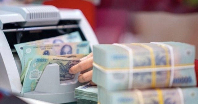 Bất ngờ về lượng tiền nhàn rỗi người dân mang g...
