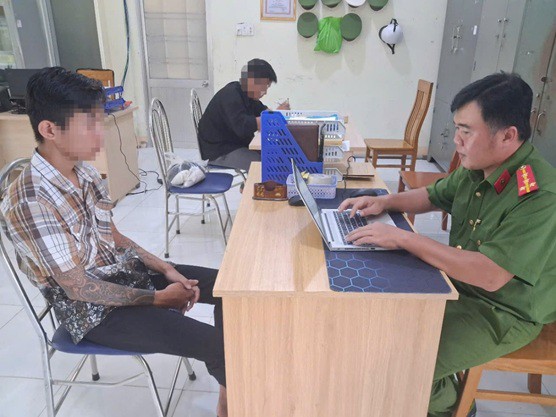 Thiếu niên H.V.P.T tại Cơ quan Công an. Ảnh: Công an tỉnh Đồng Tháp