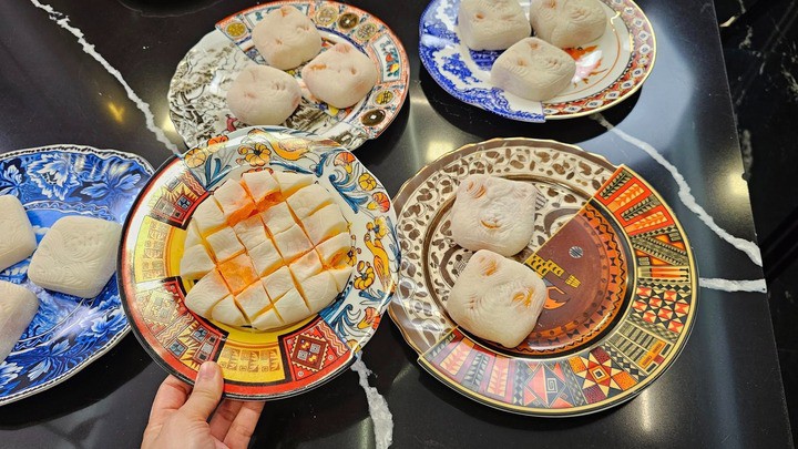 Mẹ đảm tự làm món "bánh dẻo thị phi" tại nhà. (Ảnh: Ngô Thùy Linh)