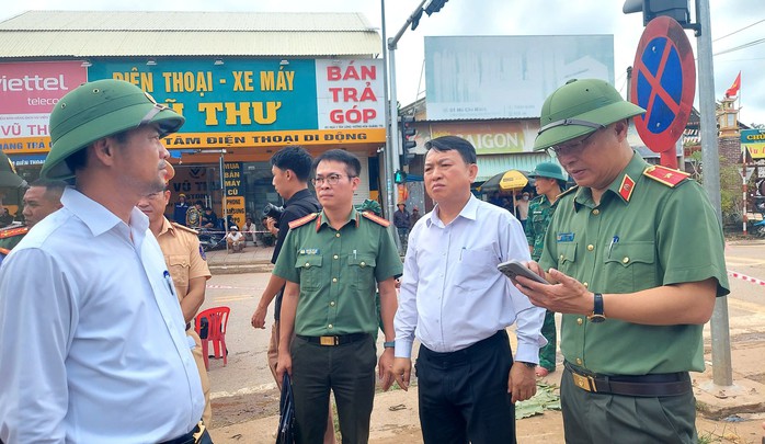 Ông Trần Bình Thuận (góc trái), Bí thư Đảng ủy xã Lao Bảo, cùng lãnh đạo Công an tỉnh Quảng Trị tại hiện trường vụ tai nạn.