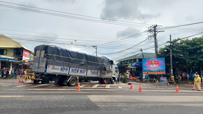 Xe tải được lực lượng chức năng đưa ra khỏi hiện trường vụ tai nạn