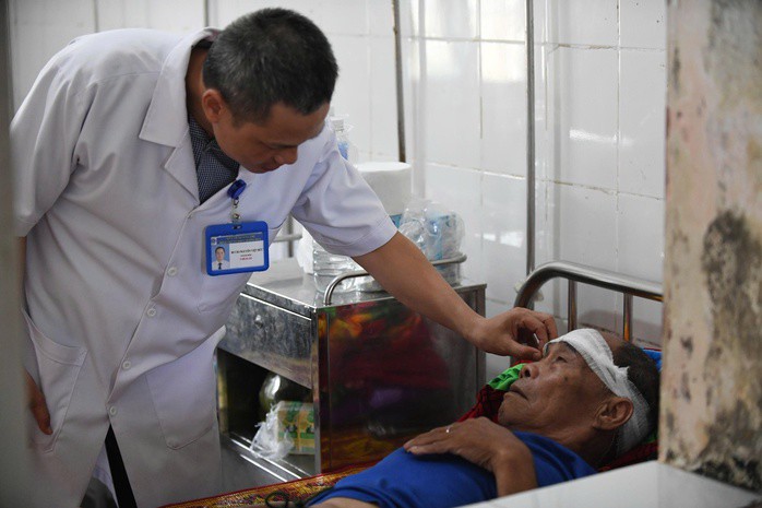 Ông Hồ Văn Lát đang được y bác sĩ Bệnh viện Đa khoa khu vực Hướng Hoá chăm sóc, điều trị sau vụ xe tải lao vào chợ