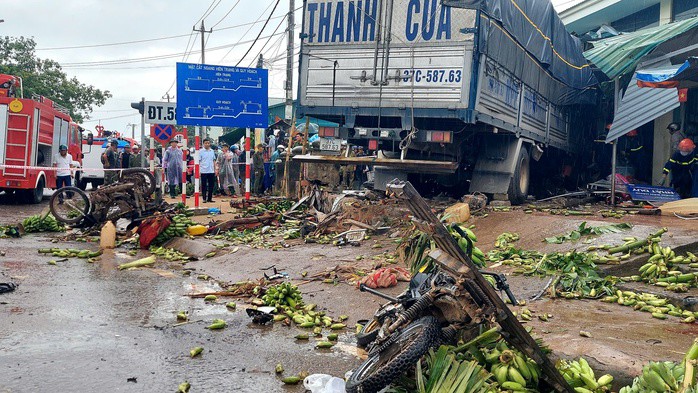 Hiện trường vụ xe tải lao vào chợ khiến 12 người thương vong