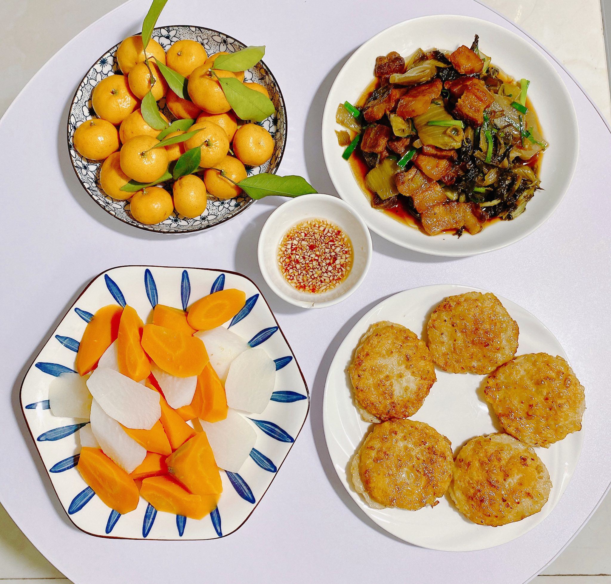 Ba chỉ kho dưa - Chả cốm - Củ cải, cà rốt luộc - Quýt