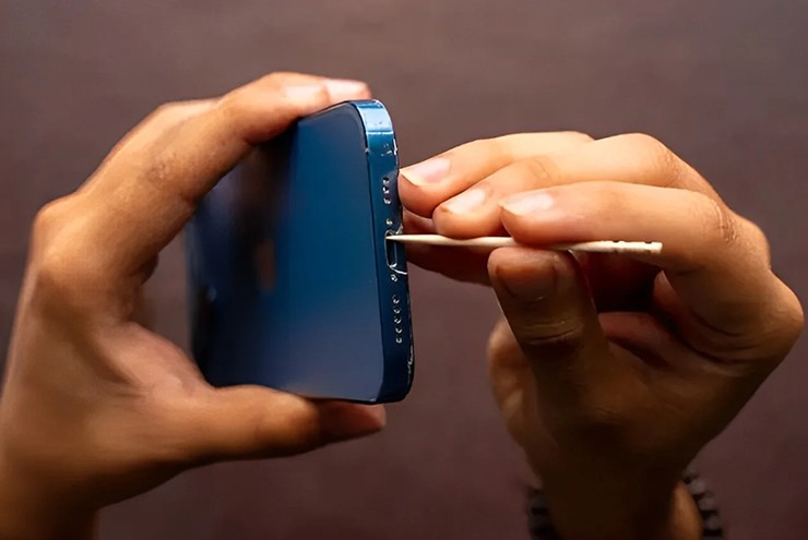 Vệ sinh cổng sạc có thể giúp tăng tốc độ sạc của iPhone đời cũ.