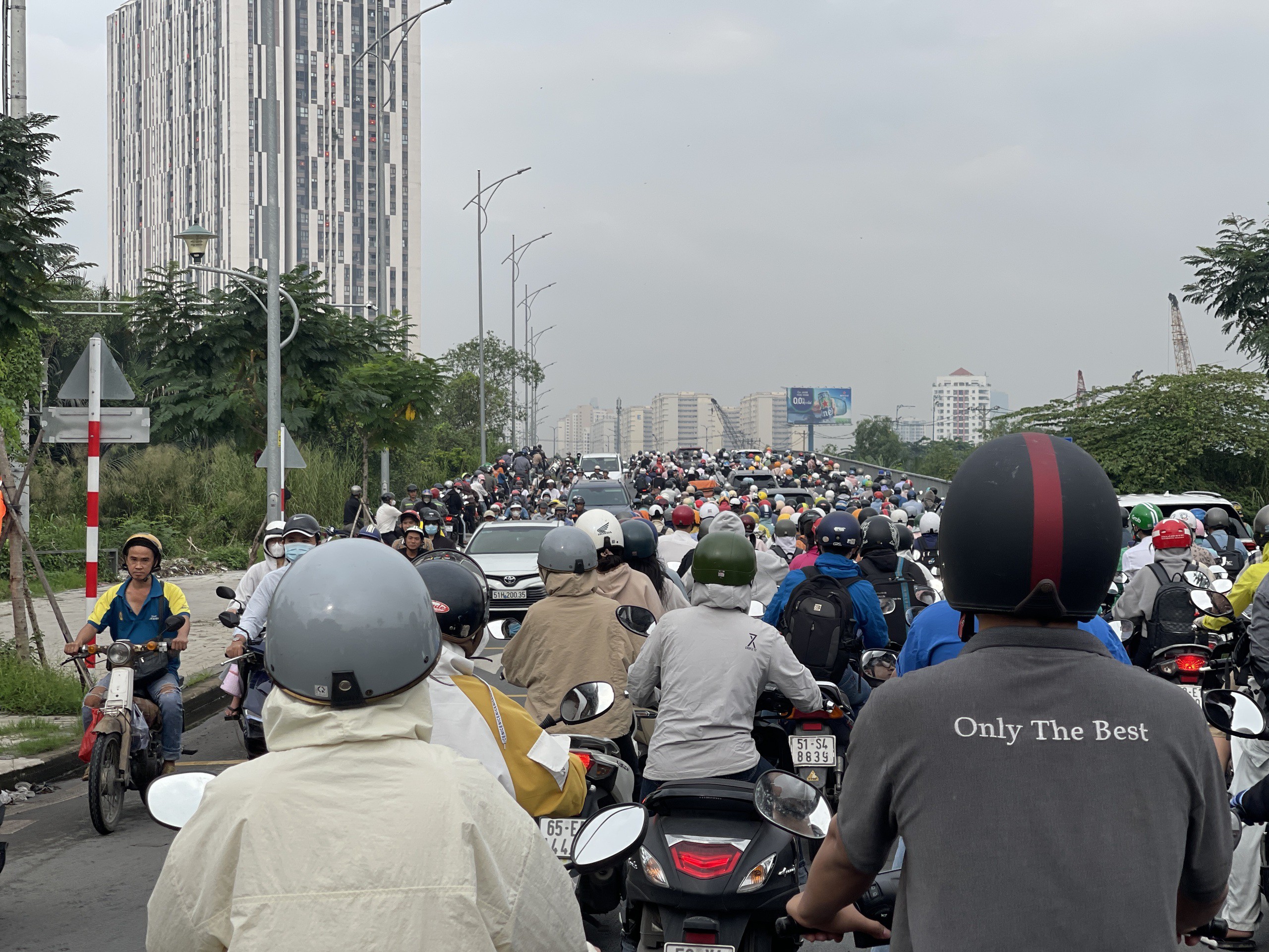 Nhìn thấy bóng CSGT, đám đông xe máy "cuống cuồng quay đầu" - 4