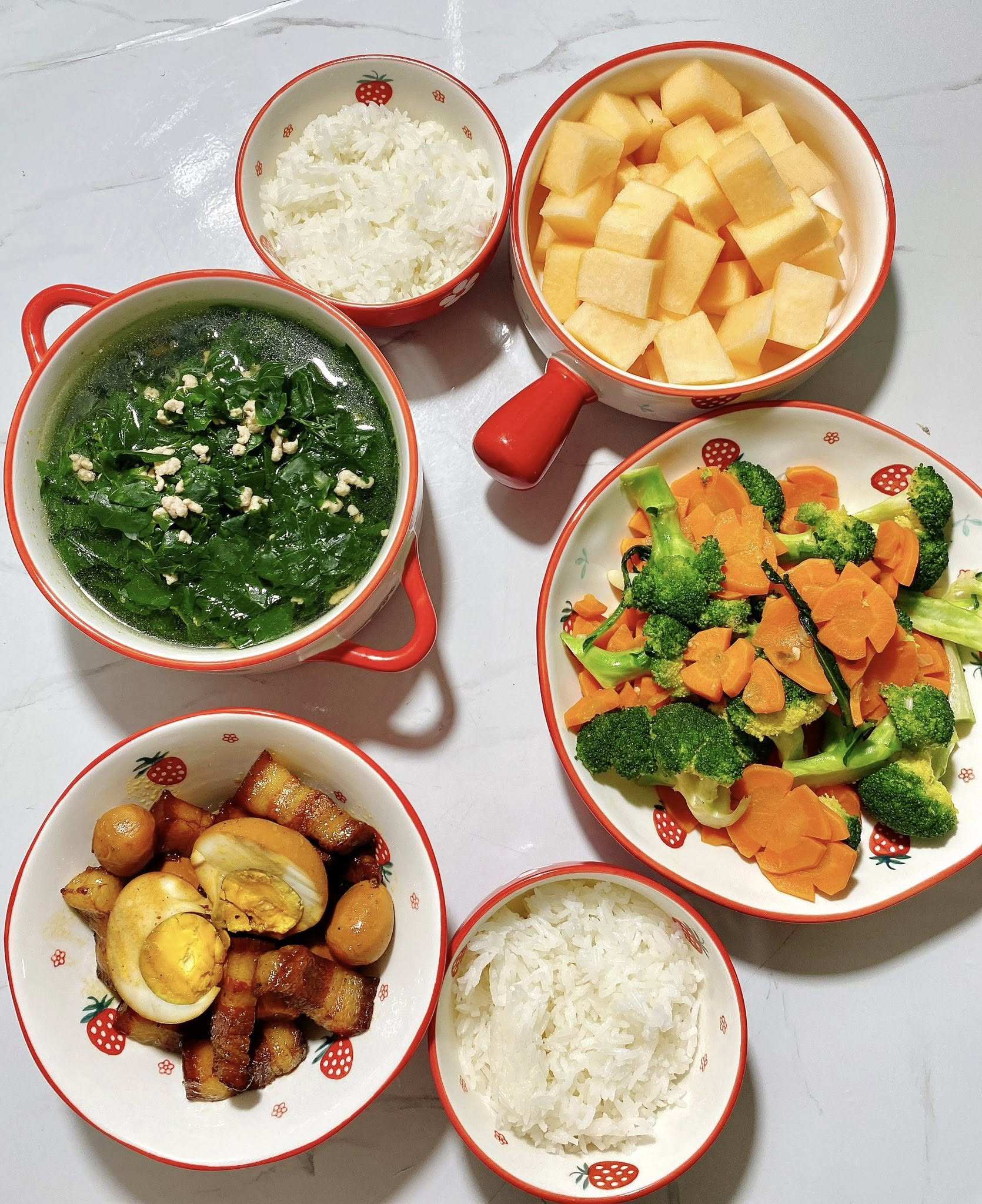 Thịt kho trứng - Canh rau ngót thịt băm - Súp lơ, cà rốt xào - Dưa vàng