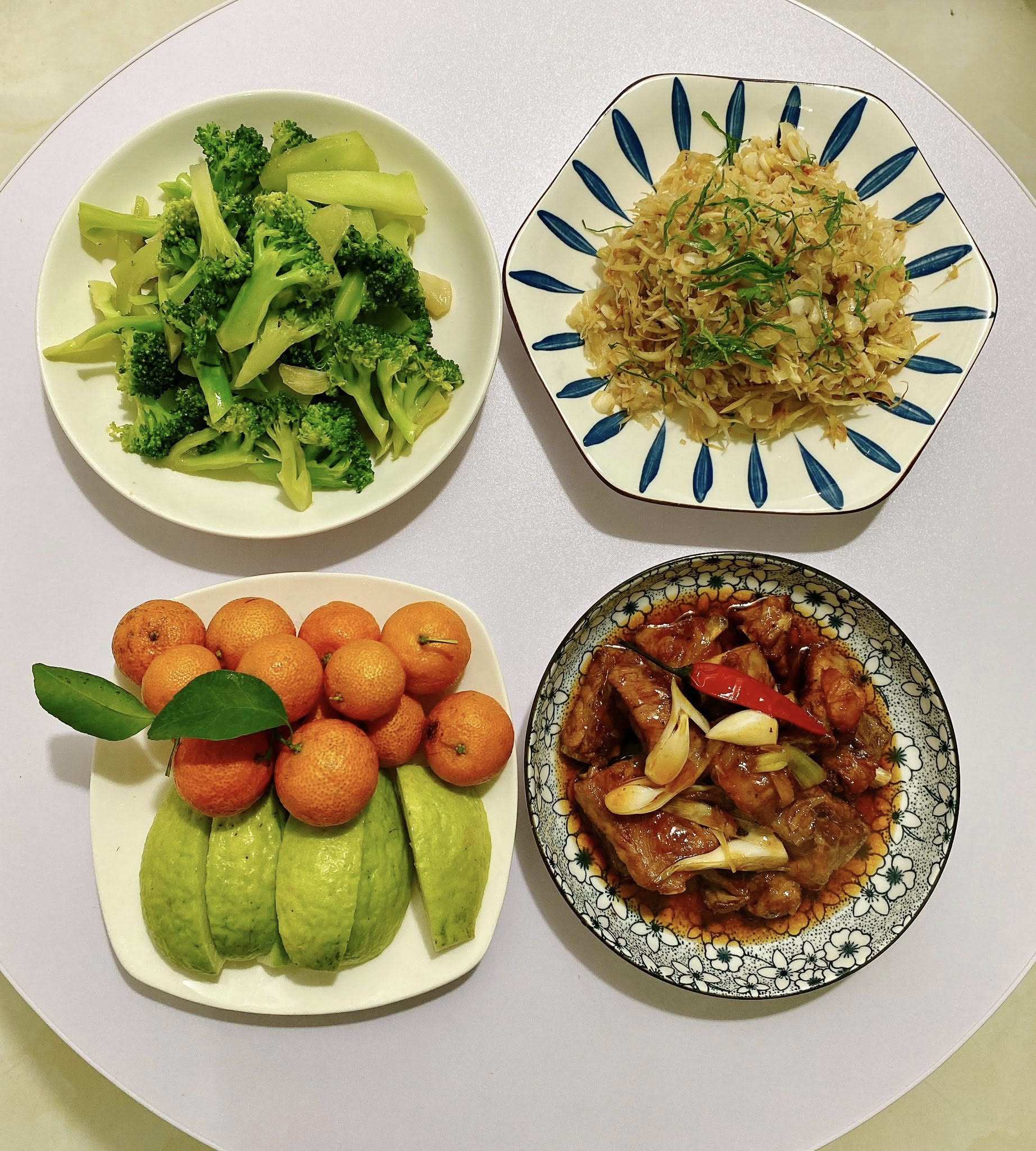 Sườn sốt chua ngọt - Nhút xào - Súp lơ xào - Quýt, ổi