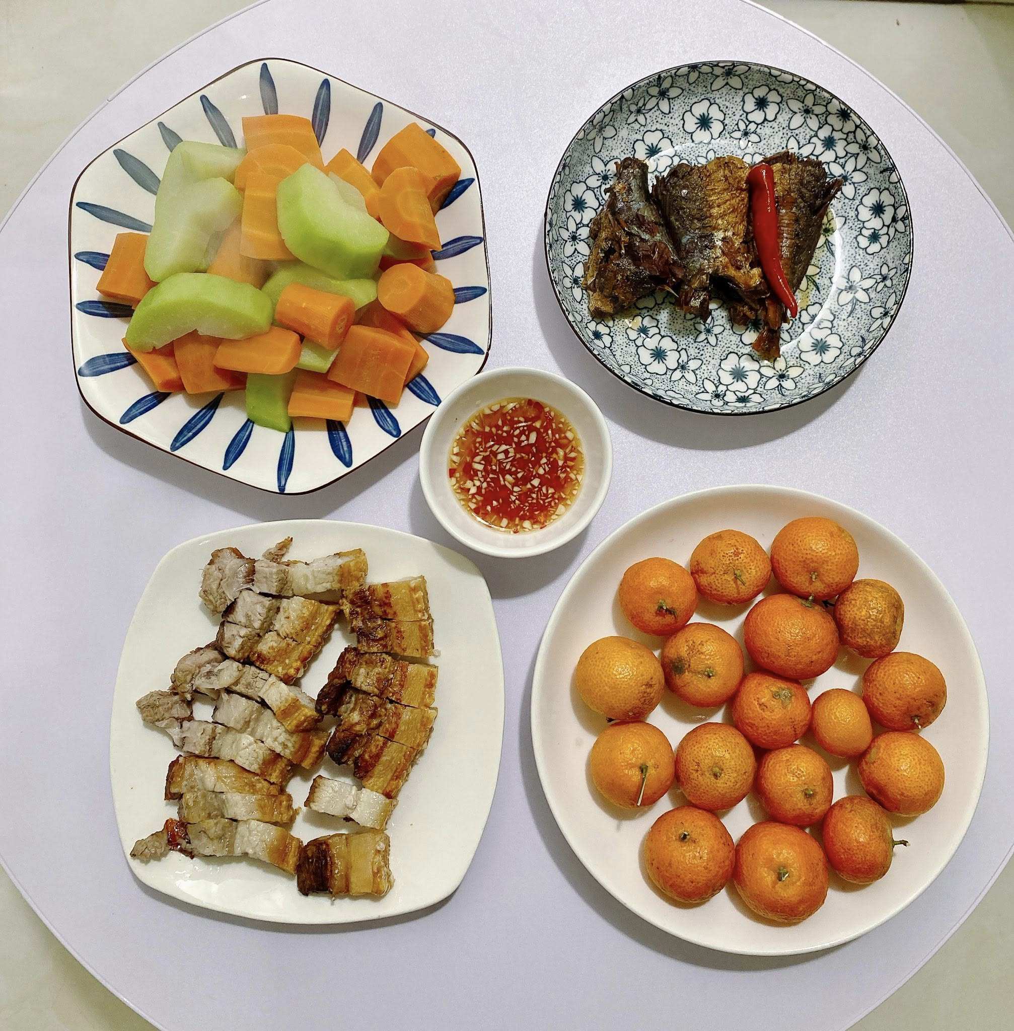 Ba chỉ quay giòn bì - Cá nục kho - Cà rốt, su su luộc -&nbsp;Quýt