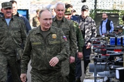 Thế giới - Ông Putin mặc quân phục, dự tập trận chung Nga - Belarus