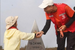 Bé gái 5 tuổi cùng mẹ chinh phục đỉnh Tà Chì Nhù cao gần 3.000m