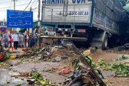 Tin tức trong ngày - CLIP: Hiện trường vụ xe tải lao vào chợ khiến 3 người chết