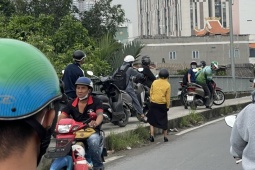 Nhìn thấy bóng CSGT, đám đông xe máy "cuống cuồng quay đầu"