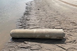 Phát hiện vật thể lạ lớn bất thường nằm ven bờ sông Đà