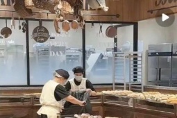 Thị trường - Tiêu dùng - Bánh mì 100.000đ/ổ, tiệm bánh vẫn vứt bỏ hàng trăm chiếc mỗi ngày