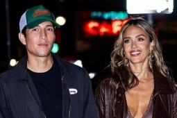 Giải trí - Jessica Alba quấn quýt người tình trẻ