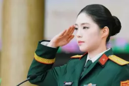Á hậu Châu Anh nhận bằng khen, được thăng quân hàm
