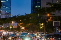 Người dân 'lạc lối' giữa tắc đường sau cơn mưa