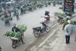 Tin tức trong ngày - Xe tải lao vào chợ, ít nhất 3 người chết, nhiều người bị thương