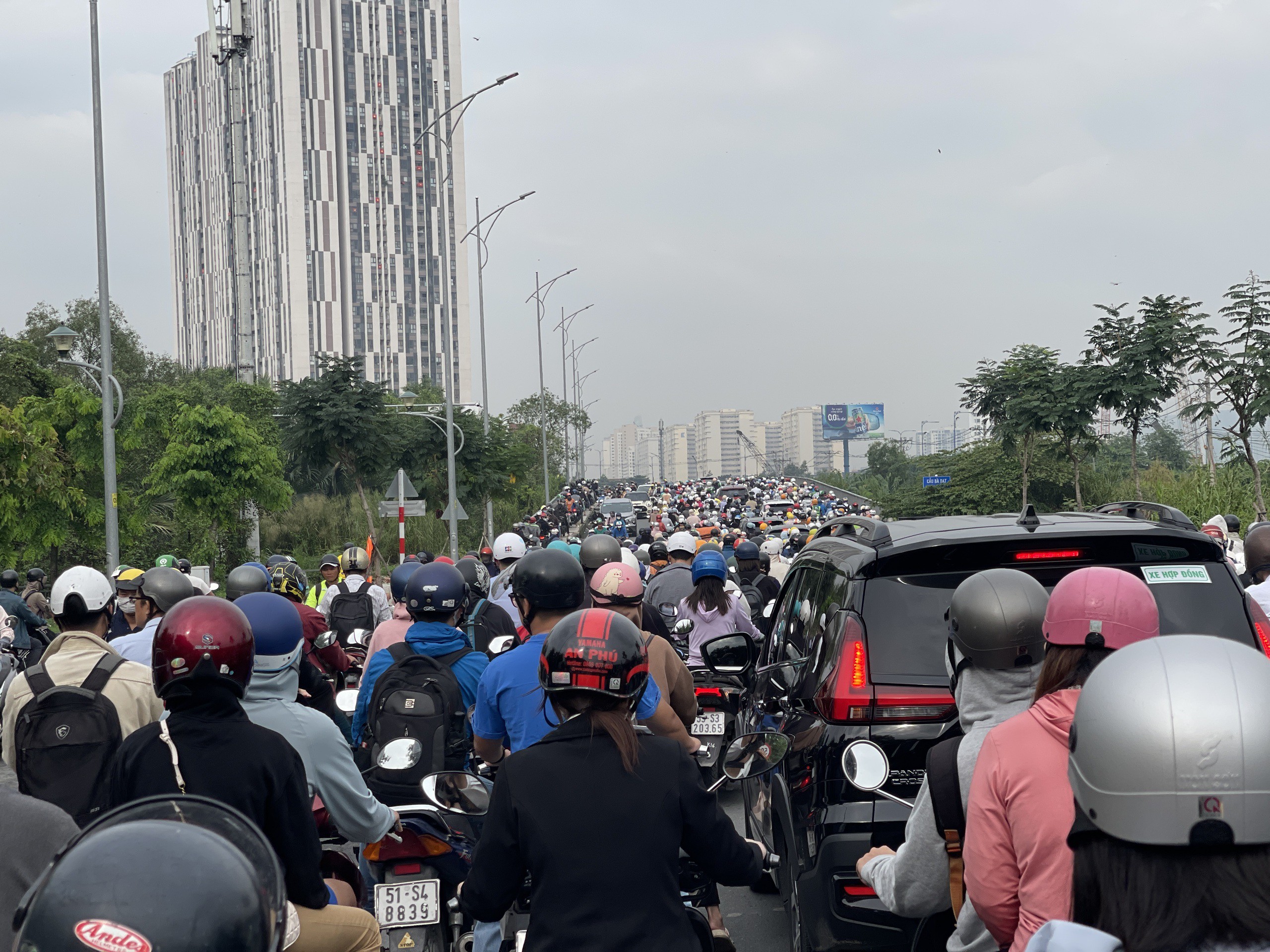 Nhìn thấy bóng CSGT, đám đông xe máy "cuống cuồng quay đầu" - 5