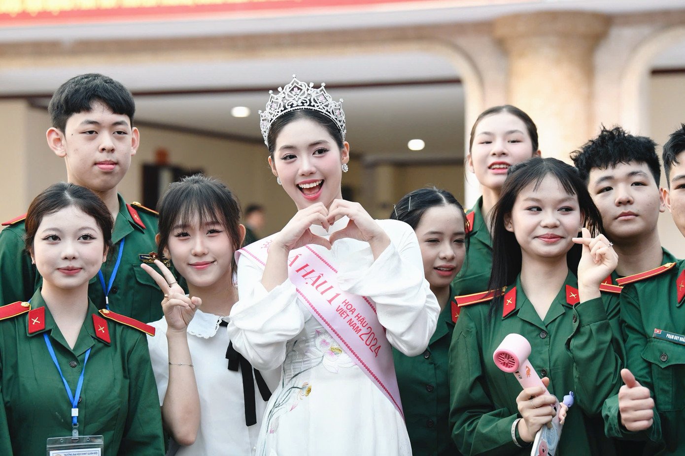 Á hậu Châu Anh nhận bằng khen, được thăng quân hàm - 12