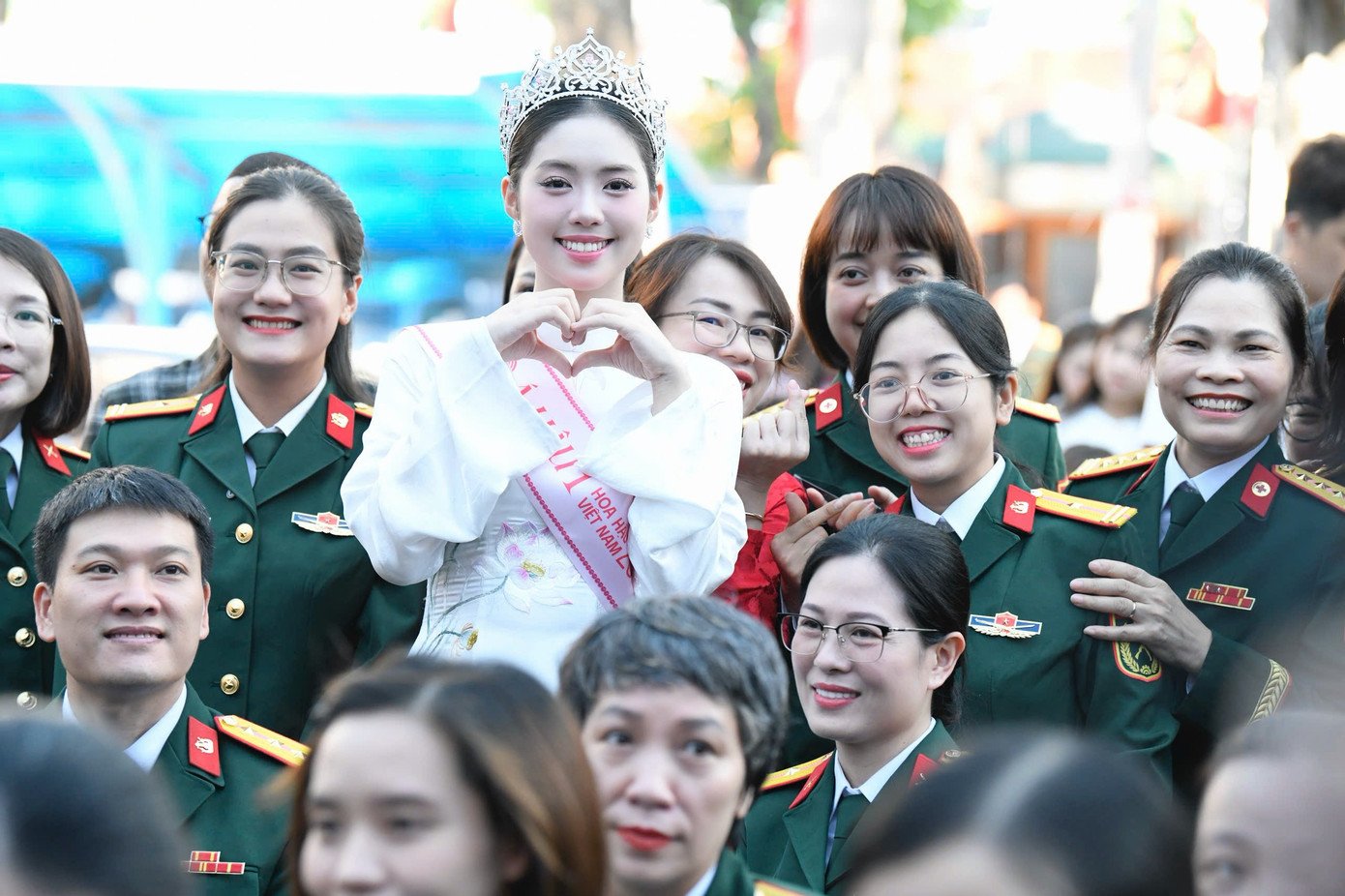 Á hậu Châu Anh nhận bằng khen, được thăng quân hàm - 14
