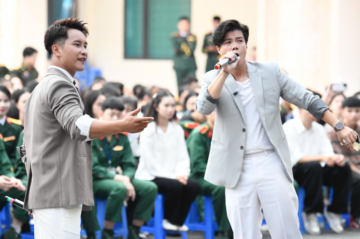 Á hậu Châu Anh nhận bằng khen, được thăng quân hàm - 17
