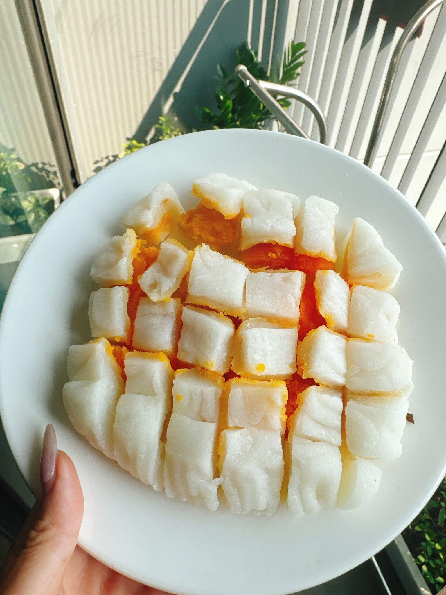 Ấn dẹt bánh rồi cắt thành các miếng nhỏ (Ảnh: MXH)