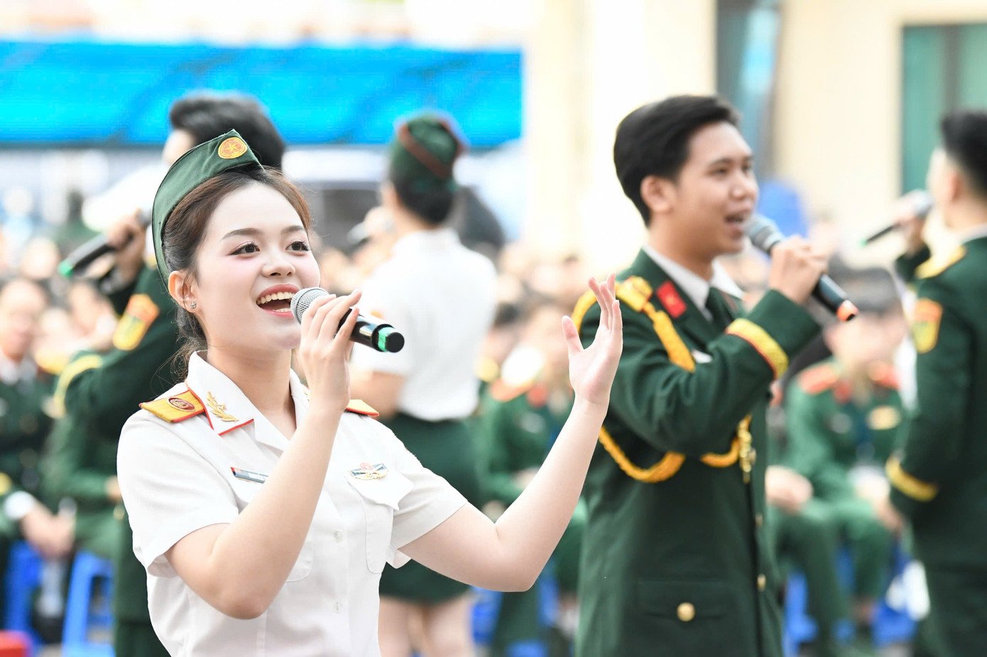 Ca sĩ Đinh Mạnh Ninh, rapper Ram C, giảng viên, học viên của Đại học Văn hóa Nghệ thuật Quân đội biểu diễn trong Lễ khai giảng.