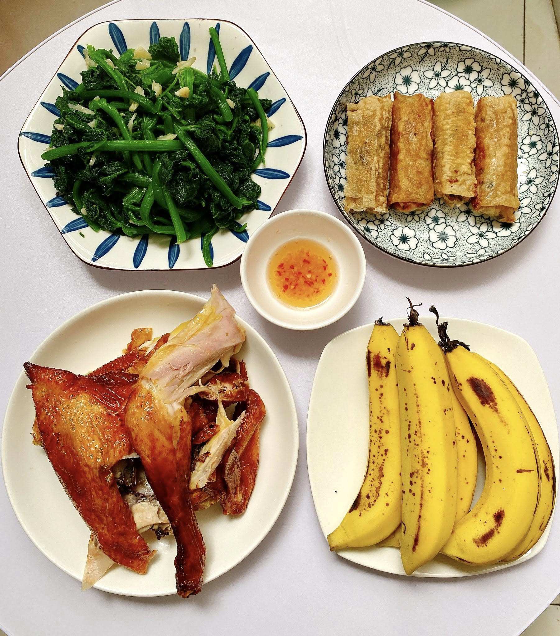 Gà nướng - Nem rán - Rau bí xào tỏi -&nbsp;Chuối