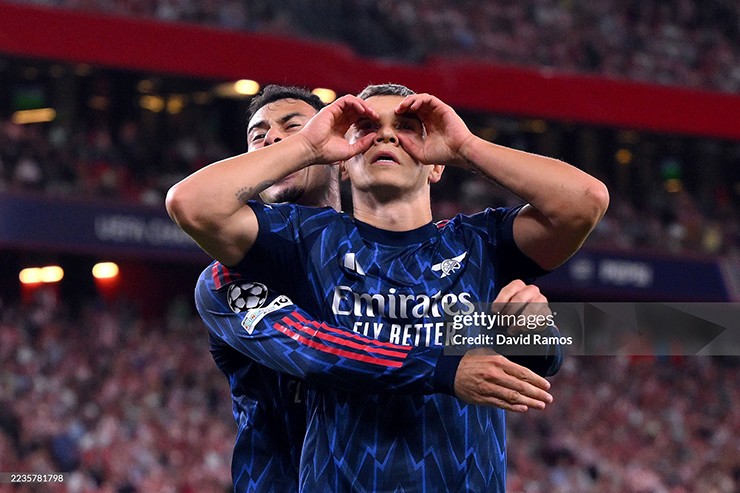 Cả 2 cầu thù ghi bàn cho Arsenal đều vào sân từ ghế dự bị