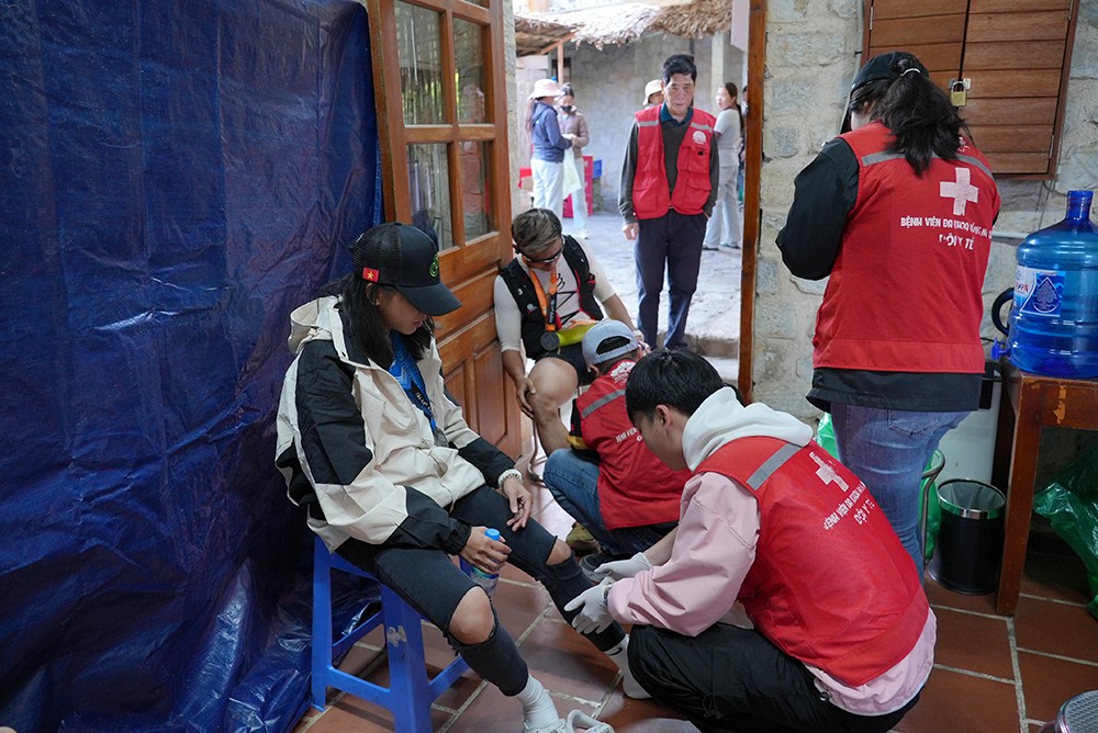 Nhân viên y tế BVĐK Hồng Ngọc hỗ trợ vận động viên tại giải chạy (Nguồn: Bệnh viện cung cấp)