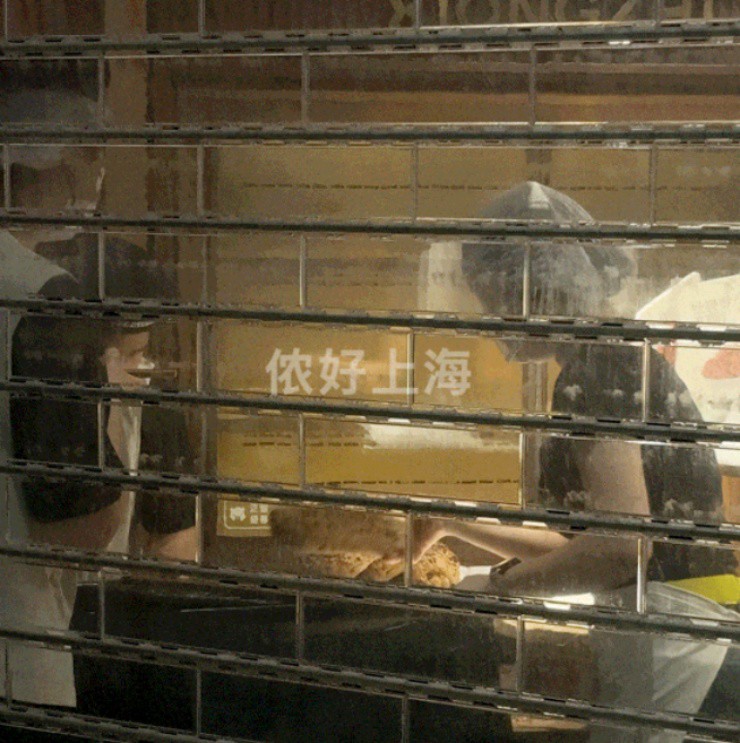 Những chiếc bánh bị vứt vào túi bóng đen và đem đi tiêu hủy (Ảnh: Nonghao Shanghai) Những chiếc bánh bị vứt vào túi bóng đen và đem đi tiêu hủy (Ảnh: Nonghao Shanghai)