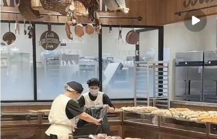 Bánh mì 100.000đ/ổ, tiệm bánh vẫn vứt bỏ hàng trăm chiếc mỗi ngày - 1 Bánh mì 100.000đ/ổ, tiệm bánh vẫn vứt bỏ hàng trăm chiếc mỗi ngày - 1