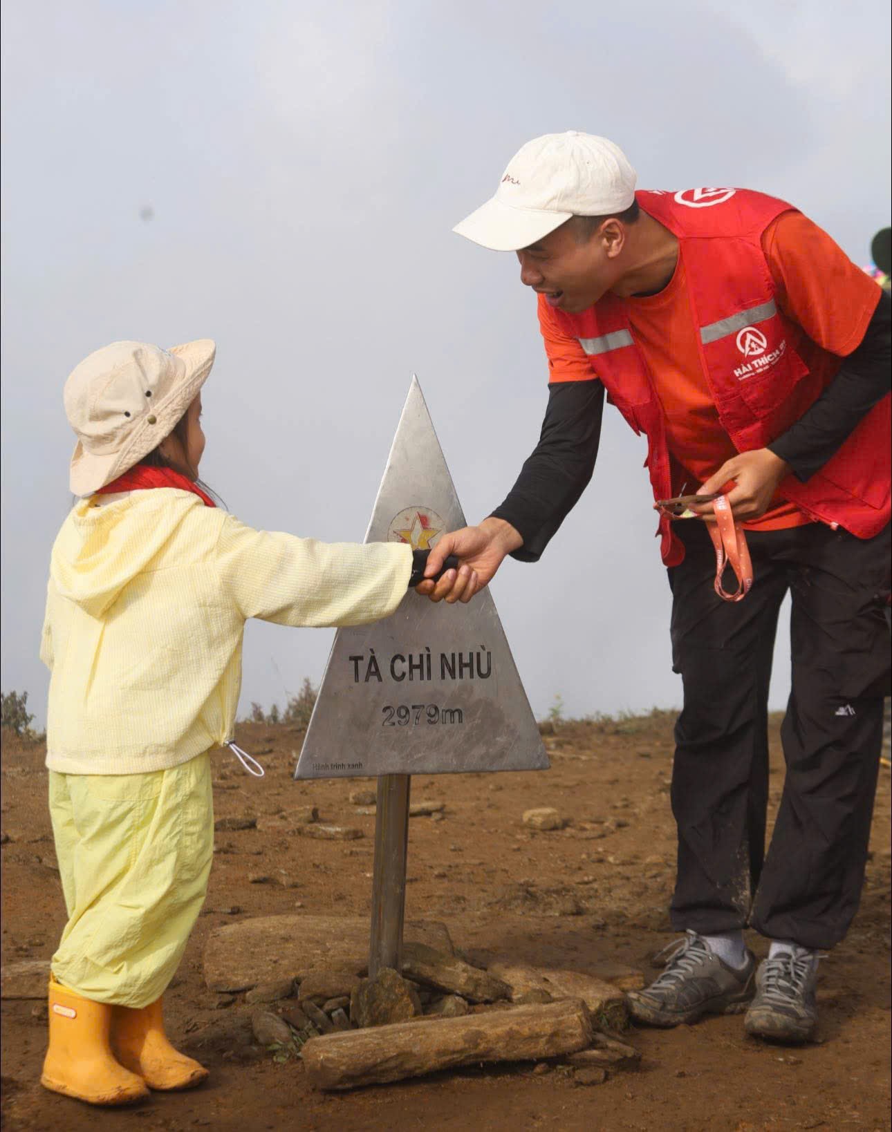 Bé gái 5 tuổi cùng mẹ chinh phục đỉnh Tà Chì Nhù cao gần 3.000m - 1