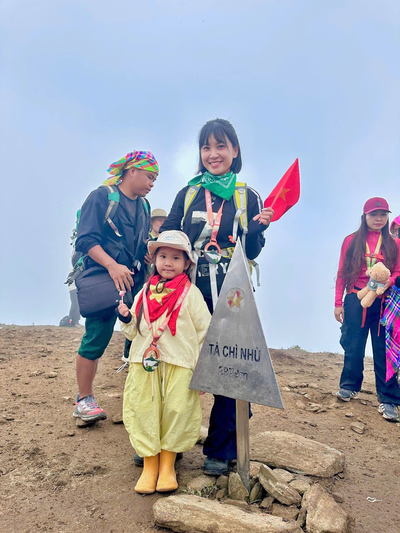 Bé gái 5 tuổi cùng mẹ chinh phục đỉnh Tà Chì Nhù cao gần 3.000m - 10