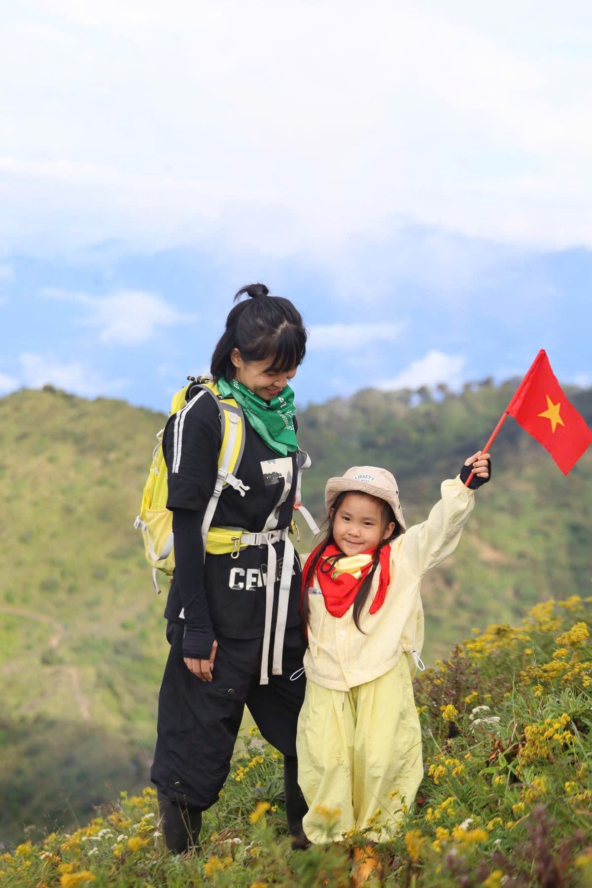 Bé gái 5 tuổi cùng mẹ chinh phục đỉnh Tà Chì Nhù cao gần 3.000m - 12