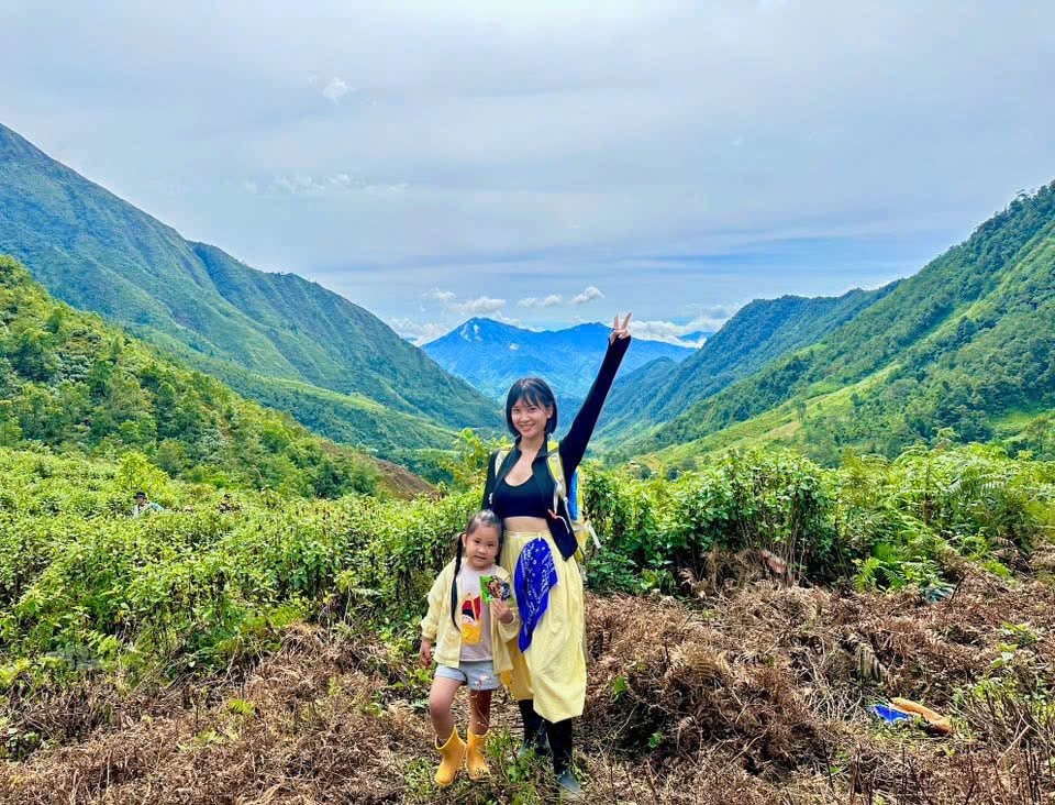 Bé gái 5 tuổi cùng mẹ chinh phục đỉnh Tà Chì Nhù cao gần 3.000m - 2