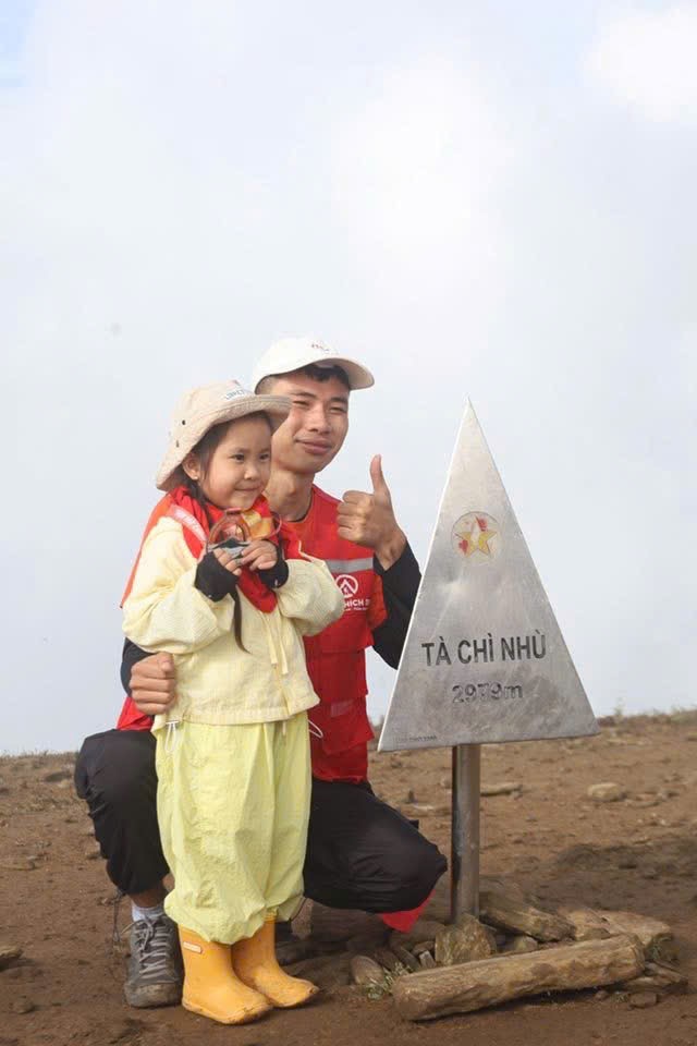 Bé gái 5 tuổi cùng mẹ chinh phục đỉnh Tà Chì Nhù cao gần 3.000m - 3