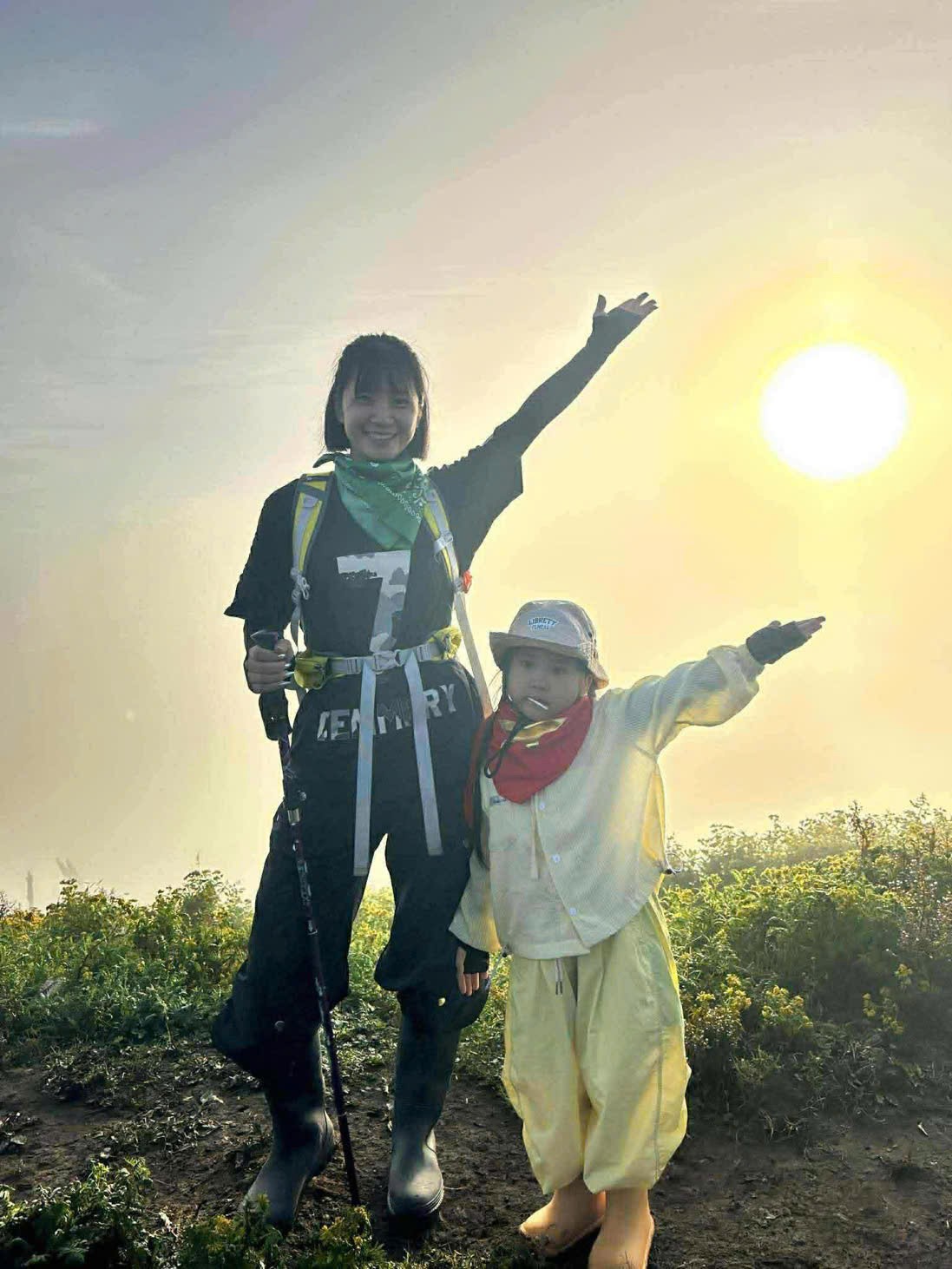 Bé gái 5 tuổi cùng mẹ chinh phục đỉnh Tà Chì Nhù cao gần 3.000m - 8