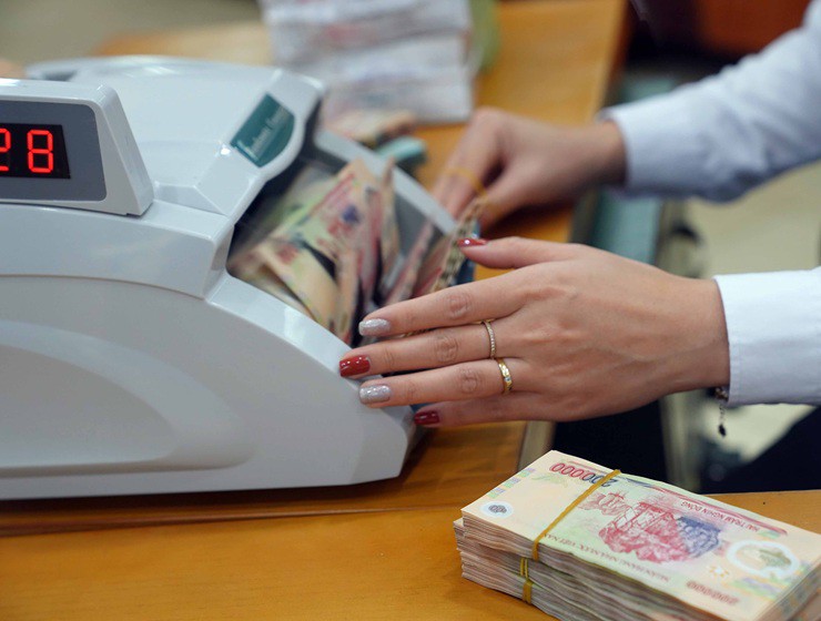 Gửi tiết kiệm ngân hàng lấy lãi vẫn là kênh đầu tư được nhiều người có tiền nhàn rỗi lựa chọn