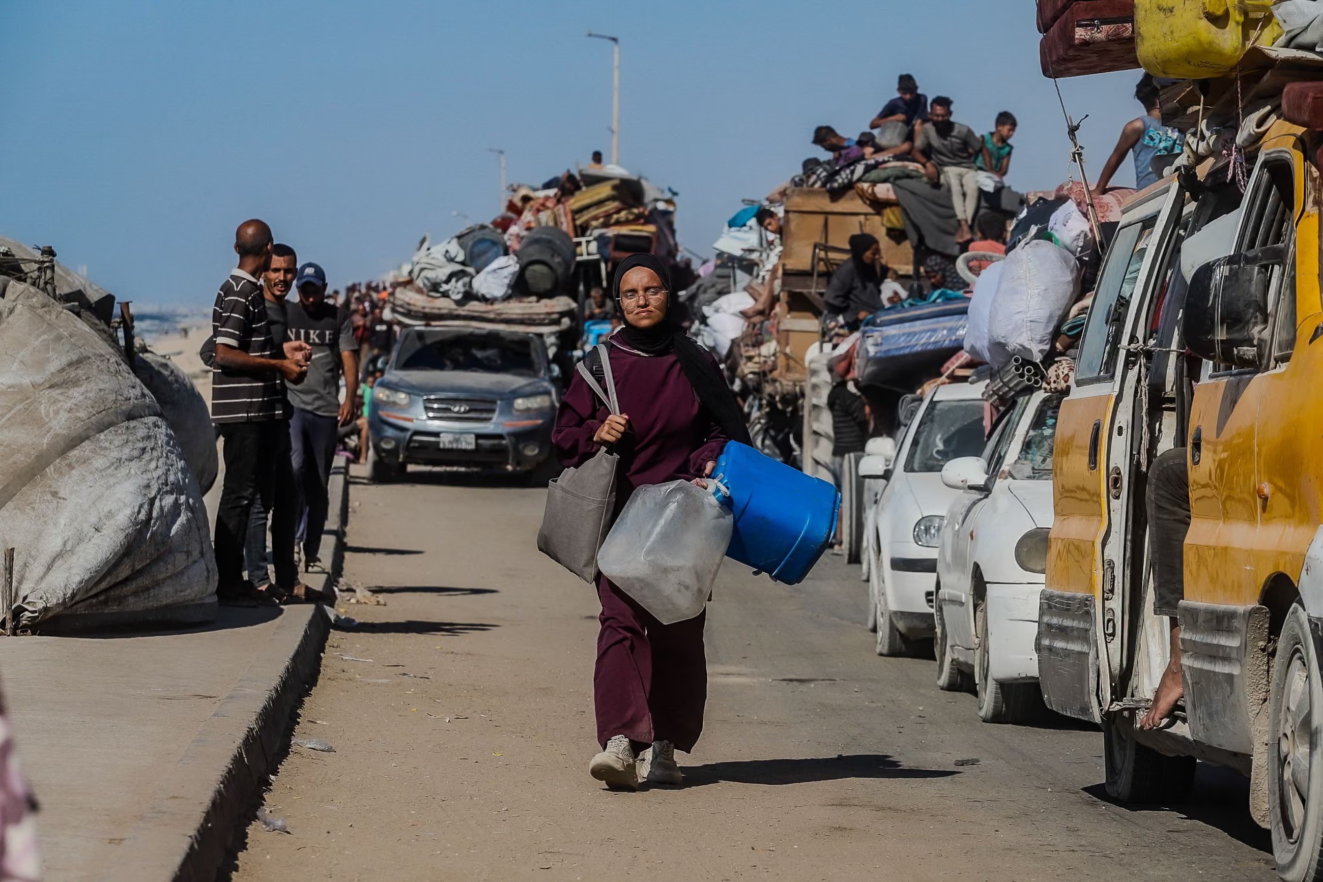 Dân thường Palestine trên đường rời khỏi thành phố Gaza (ảnh: Shutterstock)