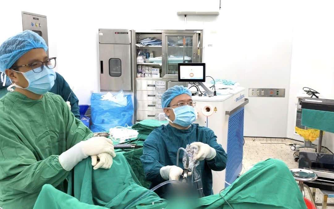 Bác sĩ phẫu thuật cho bệnh nhân. 