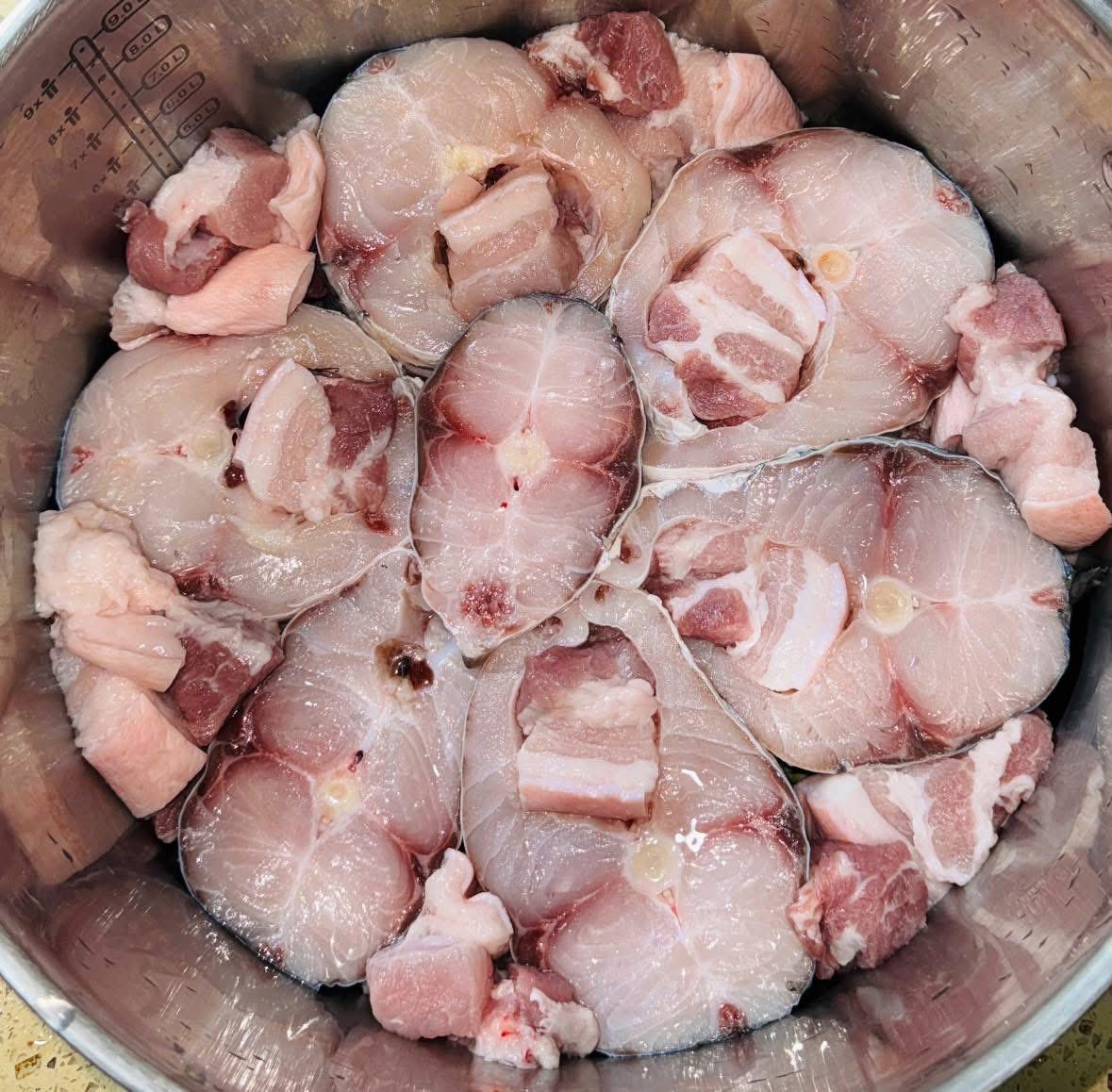 Xếp cá và thịt ba chỉ lên trên. Kho cá cùng thịt kho chỉ giúp món ăn béo ngậy, hấp dẫn hơn.