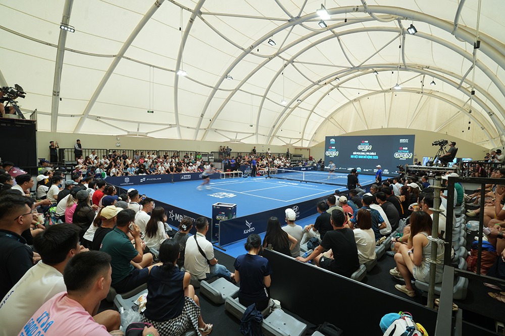 Sân trung tâm với sức chứa hơn 500 khán giả “cháy vé” trong toàn bộ 4 ngày thi đấu.