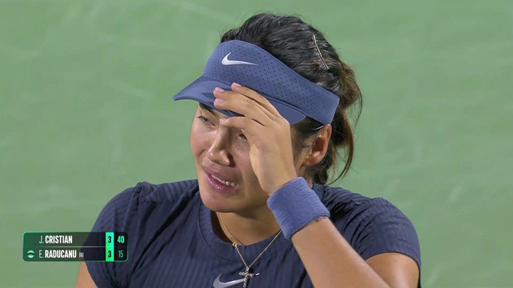Raducanu bật khóc&nbsp;sau một pha đánh thuận tay lỗi