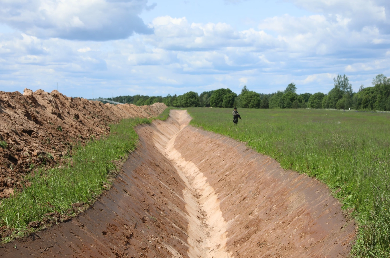 Đoạn chiến hào đang được xây dựng ở Estonia, nằm trong kế hoạch thiết lập tuyến phòng thủ vùng Baltic. Ảnh: Euromaidan Press.