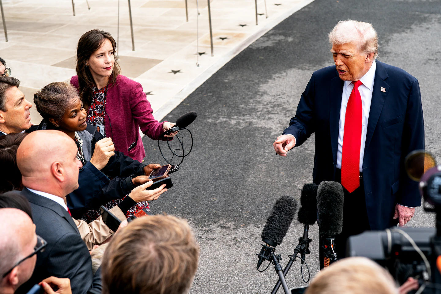 Tổng thống Mỹ Donald Trump trả lời các phóng viên ở Nhà Trắng hôm 16/9. Ảnh: Washington Post.